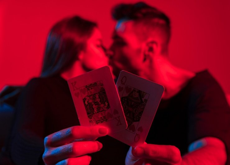 Antarmuka mobile wala meron menampilkan meja Dragon Tiger dengan kartu dan taruhan